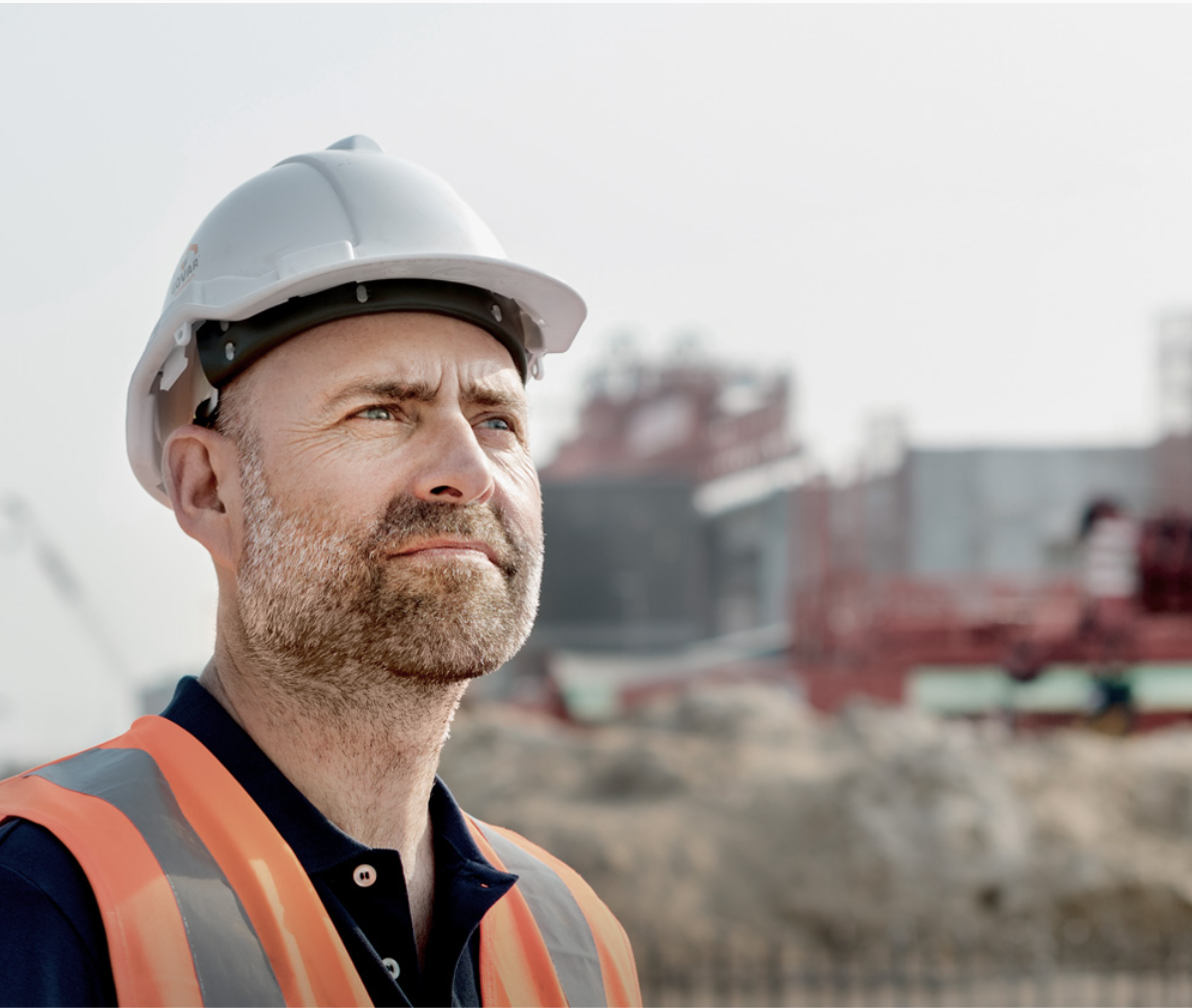 Bouwvakker met witte GOVAR helm op de werf